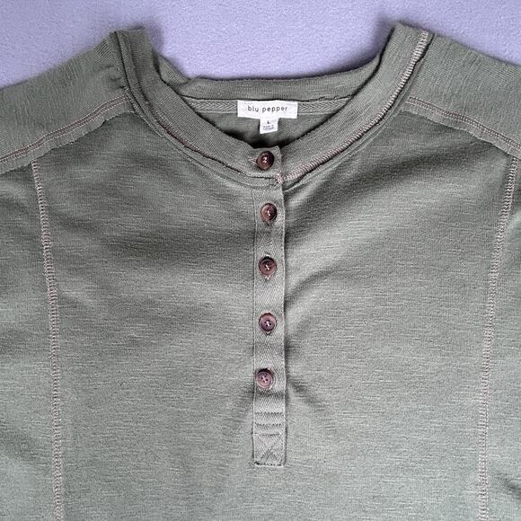 Blu Pepper Forest Green Women’s Sz L Top Henley contrast stitching - Picture 2 of 7